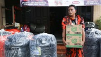 Distribusi kebutuhan relawan cabang tersebut untuk membantu masyarakat bergotong royong menghadapi dampak pandemi COVID-19 di Wilayah Jakarta Selatan Dan Tangerang Selatan, Yang Terdiri Dari Sembako, Mesin HandSprayer, Sarung Tangan, HandSanitacer, APD, Masker dll. Taufiq Adi Nugroho/dok. PP