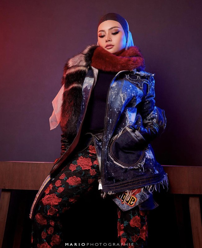 Barbie Larasati Kusnandar alias Barbie Gocan pernah menjalani profesi sebagai penyanyi dangdut dan Disc Jockey (DJ). Namun kini dia sudah mantap untuk berhijrah. Semenjak mendapatkan mimpi, Laras yang sebenarnya sudah sangat letih karena bekerja menjadi DJ dan minum miras setiap hari, merasa terketuk hatinya. Laras memutuskan untuk berhijab pada 2018. Dia pun memberitahu keputusannya tersebut kepada keluarganya. Seketika kabar itu disambut dengan suka cita oleh keluarganya. Foto: Dok. Instagram Larasati Kusnandar.