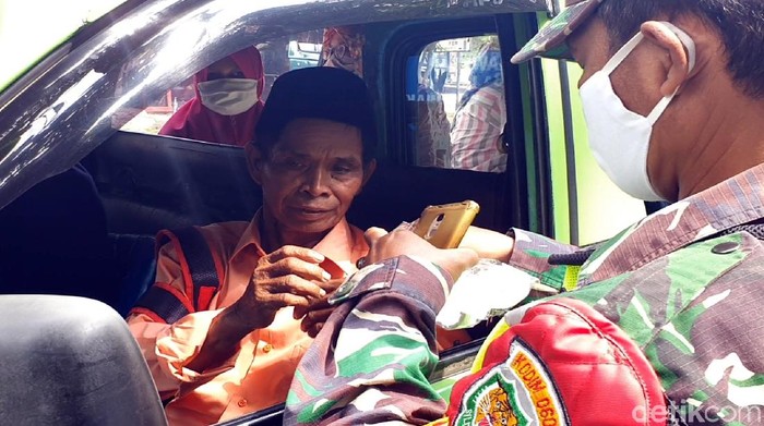 Petugas menghalau pengendara yang tak pakai masker saat masuk Kota Sukabumi