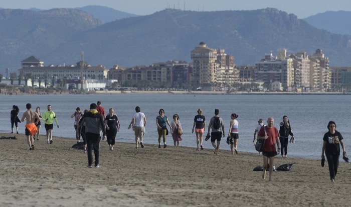 Warga di Pantai Valencia pada 2 Mei 2020 saat jam keluar rumah dan berolahraga untuk kali pertama setelah lockdown nasional untuk memutus rantai virus Corona. Warga Spanyol mendapatkan jatah 48 jam untuk berada di luar rumah. Itu menjadi lanjutan setelah anak-anak di bawah 14 tahun diizinkan keluar rumah sejak 26 April 26 setelah melanjutkan awal lockdown apda 14 Maret. (Photo by JOSE JORDAN / AFP)