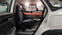 Ubahan terbesar tentunya dilakukan pada bagian interior. Konfigurasi dirombak total demi memberi ruang bagi tandu otomatis untuk pasien. Tak hanya itu ambulans berbasis SUV 5 pintu ini juga dilengkapi, sistem oksigen, pemadam api, lemari obat, termasuk monitor parameter, dan inverter dengan baterai.Foto: Indianautosblog