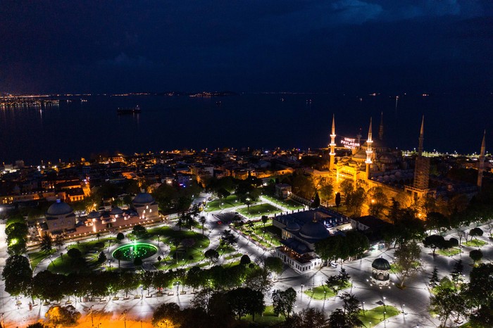 Potret Keindahan Istanbul di Malam Hari saat Lockdown Jalan-jalan di Istanbul, Turki, kosong akibat kebijakan lockdown di akhir pekan. Begini potret keindahan Istanbul pada malam hari di lihat dari udara.
