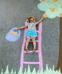 Seorang ibu yang mempunyai hobi fotografi dan menggambar membuat karya yang luar biasa untuk bermain bersama anak-anaknya di tengah karantina pandemi COVID-19.
