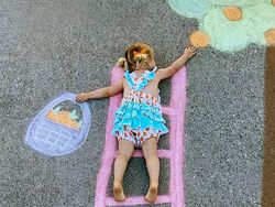 Kreatif! Ibu Ini Menggambar di Jalanan untuk Anaknya