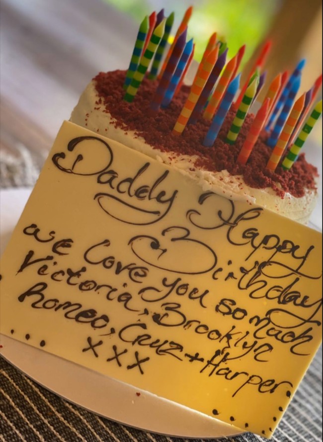 Tak ada kue megah untuk ulang tahun ini. Cukup kue mungil persembahan istri dan keempat buah hatinya. (Foto: Instagram)