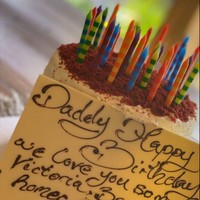 Tak ada kue megah untuk ulang tahun ini. Cukup kue mungil persembahan istri dan keempat buah hatinya. (Foto: Instagram)