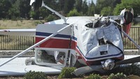 Pilot Philip Barnett merangkak ke dalam pesawat untuk mengambil dokumen setelah ia mengalami kecelakaan.