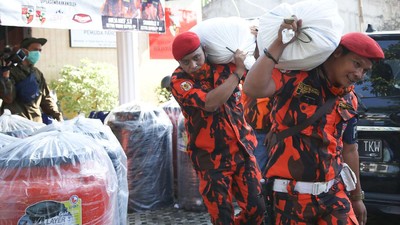 Distribusi Bantuan untuk Relawan COVID-19