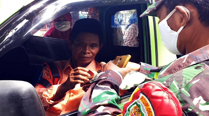 Wajib Masker di Sukabumi, Masih Ada Warga Bandel yang Melanggar Pelaksanaan wajib bermasker di Sukabumi memasuki hari ketiga. Masih saja ada warga yang melanggar dan terpaksa dihalau agar tidak masuk Sukabumi.