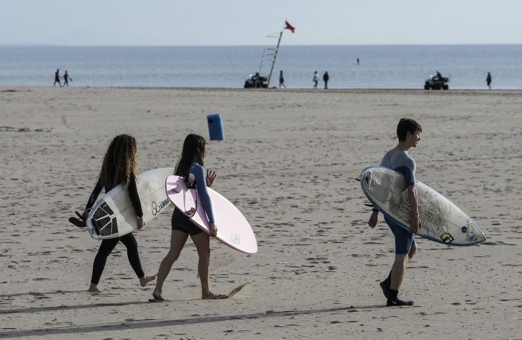 Warga Spanyol wisata ke pantai usai lockdown dilonggarkan. (Photo by JOSE JORDAN / AFP)