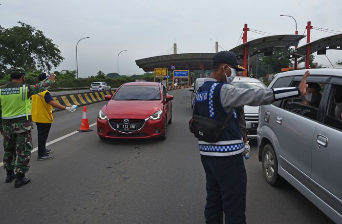 Petugas gabungan memeriksa kendaraan pribadi yang baru keluar dari pintu tol Serang Timur, di Serang, Banten, Rabu (29/4/2020). Penyekatan arus pemudik menuju Banten Selatan dan sekitarnya dilakukan guna menegakkan larangan pemerintah untuk mudik guna mencegah penyebaran COVID-19. ANTARA FOTO/Asep Fathulrahman/aww.
