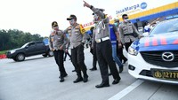 Operasi Ketupat 2020 digelar di sejumlah titik untuk memantau kebijakan larangan mudik. Diantaranya dibeberapa ruas gerbang pintu tol di sepanjang jalur trans Jawa.