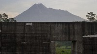 Hal ini masih membuat adanya potensi bahaya berupa awan panas dari runtuhnya kubah lava jika terjadi letusan eksplosif.