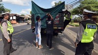 Polisi memeriksa truk barang dalam razia pengamanan dan penyekatan wilayah terdampak COVID-19 di Badung, Bali. Tak sedikit mereka yang menyembunyikan orang dalam angkutan barang. ANTARA FOTO/Nyoman Hendra Wibowo