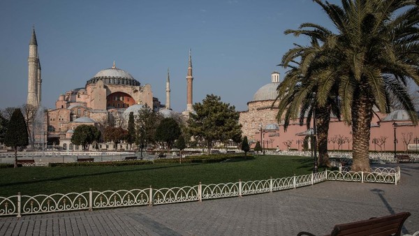 Partai pemerintah, AKP, juga sudah sejak lama melobi, agar status Hagia Sophia diubah menjadi masjid. Pada 2015 silam, pemerintah Turki menggelar acara keagamaan di Hagia Sophia, yang pertama sejak 80 tahun terakhir. Getty Images/Chris McGrath.