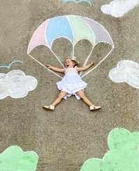 Seorang ibu yang mempunyai hobi fotografi dan menggambar membuat karya yang luar biasa untuk bermain bersama anak-anaknya di tengah karantina pandemi COVID-19.