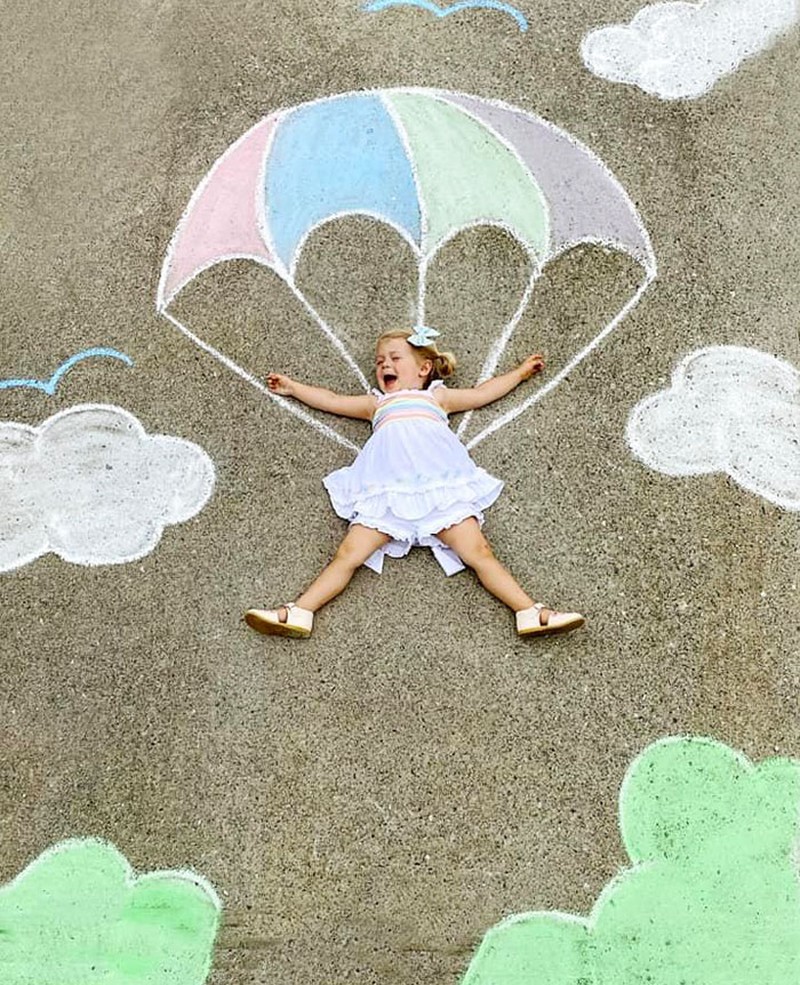 Seorang ibu yang mempunyai hobi fotografi dan menggambar membuat karya yang luar biasa untuk bermain bersama anak-anaknya di tengah karantina pandemi COVID-19.