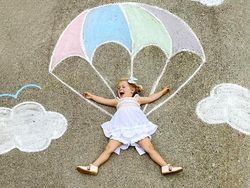 Kreatif! Ibu Ini Menggambar di Jalanan untuk Anaknya