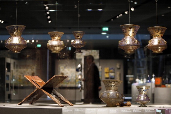 Museum yang menyajikan tentang sejarah Islam telah tersebar di seluruh penjuru dunia. Museum tersebut menghadirkan tentang peninggalan sejarah Islam berupa seni budaya, Alquran, artefak, kaligrafi, arsitektur bangunan serta seni rupa.