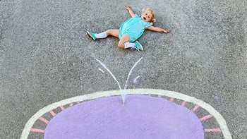 Gambar-gambar yang dibuat hanya dengan kapur saja terasa seolah-olah nyata.