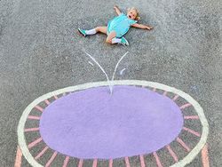 Kreatif! Ibu Ini Menggambar di Jalanan untuk Anaknya