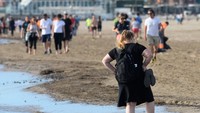 Kebijakan itu menjadi lanjutan setelah anak-anak di bawah 14 tahun diizinkan keluar rumah sejak 26 April 26 setelah melanjutkan awal lockdown apda 14 Maret. (AFP/JOSE JORDAN)