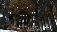 Saat Konstantinopel ditaklukkan Sultan Mehmed II pada hari 27 Mei 1453 dan memasuki kota itu, Mehmed II turun dari kudanya dan pergi ke Gereja Hagia Sophia untuk mengubahnya menjadi masjid yang dikenal dengan Aya Sofia. Getty Images/Chris McGrath.