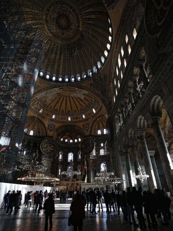 Saat Konstantinopel ditaklukkan Sultan Mehmed II pada hari 27 Mei 1453 dan memasuki kota itu, Mehmed II turun dari kudanya dan pergi ke Gereja Hagia Sophia untuk mengubahnya menjadi masjid yang dikenal dengan Aya Sofia. Getty Images/Chris McGrath. Saat Konstantinopel ditaklukkan Sultan Mehmed II pada hari 27 Mei 1453 dan memasuki kota itu, Mehmed II turun dari kudanya dan pergi ke Gereja Hagia Sophia untuk mengubahnya menjadi masjid yang dikenal dengan Aya Sofia. Getty Images/Chris McGrath.