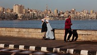 Alexandria merupakan kota tua yang eksotik karena tidak hanya menampilkan gundukan gunung dan padang sahara, tapi juga laut mediterania yang biru cukup menjadikan mata terpesona melihatnya.  Derek Hudson/Getty Image