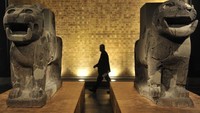 Di museum ini tersimpan artefak dari abad ke-8 hingga ke-19, yang berasal dari Spanyol ke India. Di antara artefaknya yang paling menonjol adalah fasad Mshatta, yang berasal dari istana gurun Islam awal yang belum selesai dan terletak di selatan Amman, Yordania. Pajangan luar biasa lainnya adalah ruang Alleppo.  John Macdougall/AFP via Getty Images