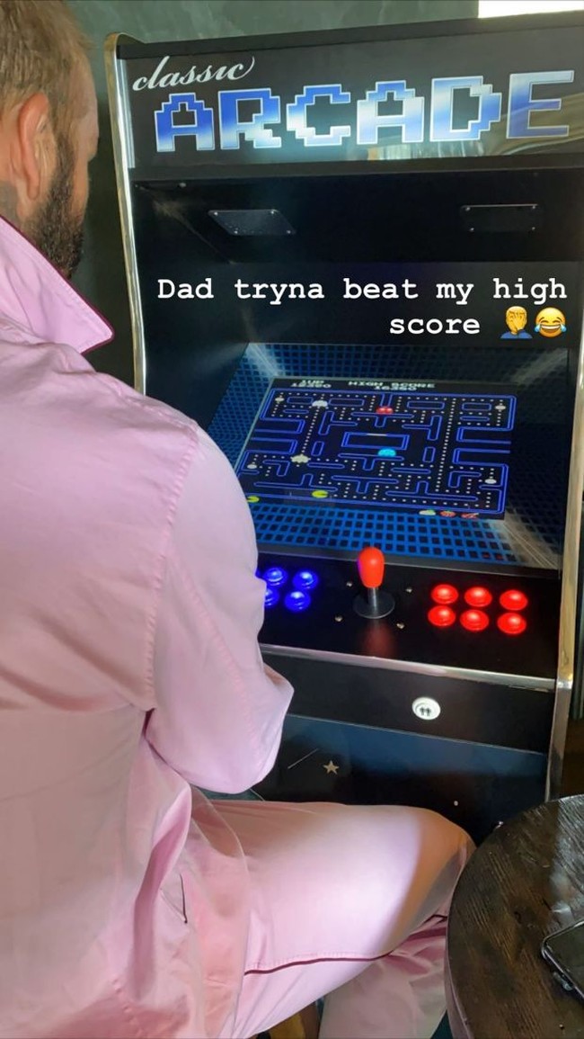 Perayaan ultah David juga dimeriahkan dengan kehadiran game jadul. Di foto ini, ayah David sedang mencoba mengalahkan rekor anaknya. (Foto: Instagram)