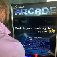 Perayaan ultah David juga dimeriahkan dengan kehadiran game jadul. Di foto ini, ayah David sedang mencoba mengalahkan rekor anaknya. (Foto: Instagram)