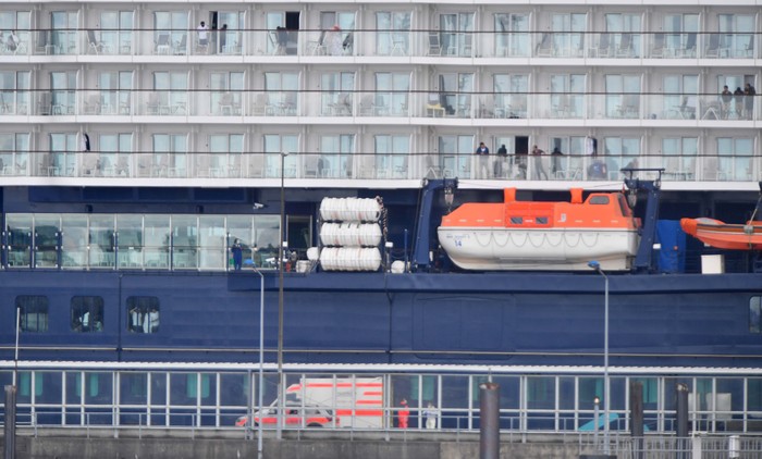 Satu awak kapal pesiar Mein Schiff 3 yang dioperasikan perusahaan pariwisata Jerman, TUI Cruises positif Corona. Akibatnya 2.899 awak kapal tersebut dikarantina.