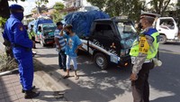 Kegiatan tersebut untuk mengawasi kemungkinan pemudik yang disembunyikan dalam kendaraan angkutan barang menyusul larangan mudik dan penutupan penyeberangan Bali-Jawa karena pandemi COVID-19. ANTARA FOTO/Nyoman Hendra Wibowo
