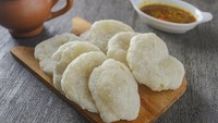 Ada beberapa makanan khas Bandung yang direkomendasikan oleh Taste Atlas, yuk simak. Cireng goreng dicirikan oleh bentuknya yang bulat, warna pucat, dan bagian luar yang renyah, sedangkan bagian tengahnya tetap lembut dan kenyal. Getty Images/iStockphoto/Muhammad Senopati