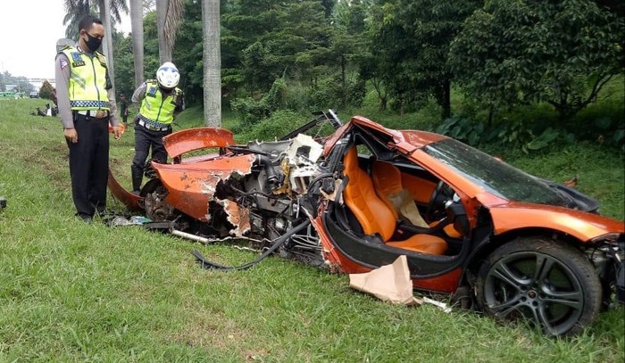 Penampakan supercar McLaren yang ringsek di tol Jagorawi