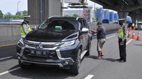 Sejumlah polisi masih terus memantau dan menghentikan pengemudi kendaraan di tol Jakarta-Cikampek, Cikarang, Kabupaten Bekasi, Jawa Barat. ANTARA FOTO/Fakhri Hermansyah