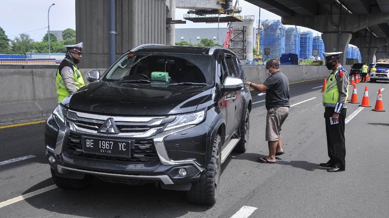 PENYEKATAN JALAN TOL JAKARTA-CIKAMPEK Sejumlah polisi menghentikan pengemudi kendaraan yang tidak menerapkan jarak sosial di tol Jakarta-Cikampek, Cikarang, Kabupaten Bekasi, Jawa Barat, Sabtu (25/4/2020). Penyekatan akses transportasi tersebut untuk membatasi pemudik dari Jakarta yang hendak ke luar kota menggunakan mobil pribadi, angkutan umum dan motor. ANTARA FOTO/ Fakhri Hermansyah/hp.