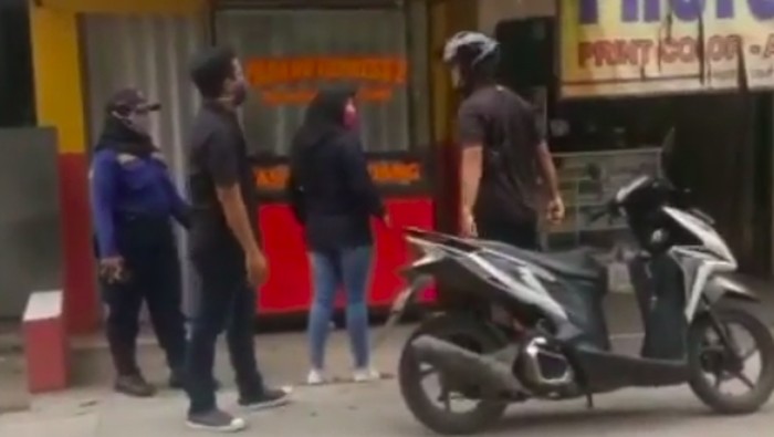 Viral warga di Bekasi mendorong petugas perempuan saat ditegur soal masker.