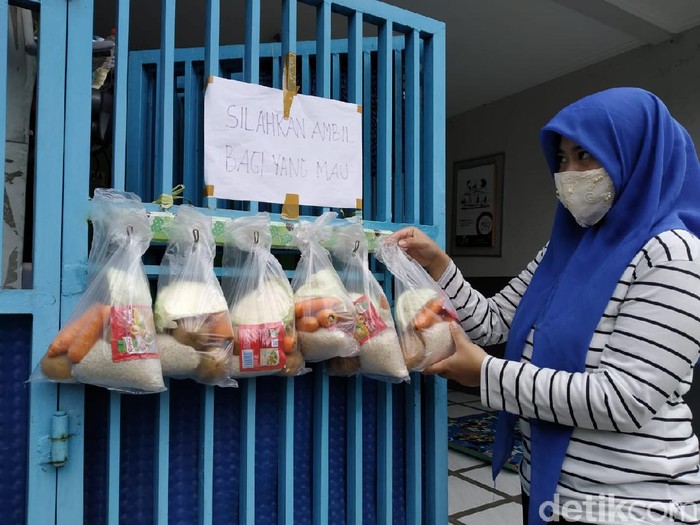 Ibu di Cimahi menggantungkan sembako di depan rumahnya untuk berbagi sesama