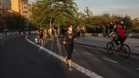 Warga tampak kembali beraktivitas dan berolahraga di sekitar kawasan Jembatan Toledo, Madrid. AP Photo/Bernat Armangue