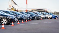 Tercatat ada ratusan pemobil yang parkir dan menikmati film di apron bandara. Foto: Vilnuis Airport