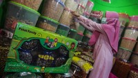 Pedagang kue kering di kawasan Pasar Besar, Palangkaraya, mengatakan penjualan kue kering lebaran mengalami kenaikan hingga 30 persen saat memasuki pekan kedua bulan Ramadhan 1441 H. ANTARA FOTO/Makna Zaezar