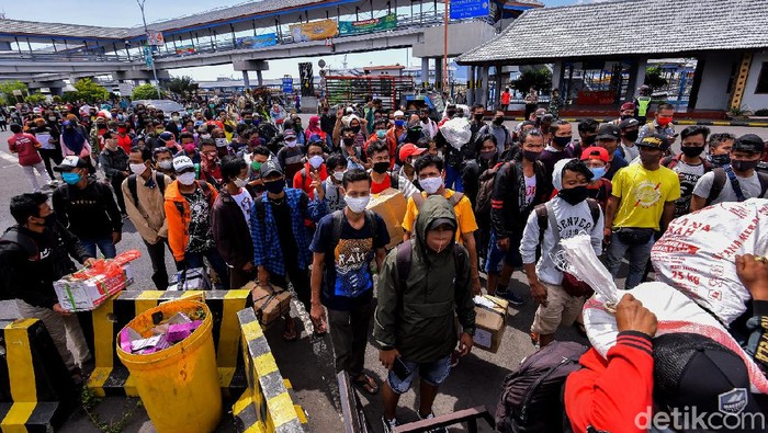 Ratusan Perantau dari Bali Tiba di Pelabuhan Ketapang
