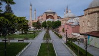 Pembahasan status Hagia Sophia pun sebelumnya telah ramai diperbincangkan saat awal Mei silam pemerintah mengizinkan lafal Al-Quran surat al-Fath dikumandangkan di dalam Hagia Sophia untuk memperingati pendudukan Konstantinopel oleh tentara Utsmaniyah, 567 tahun lalu. Getty Images/Chris McGrath.