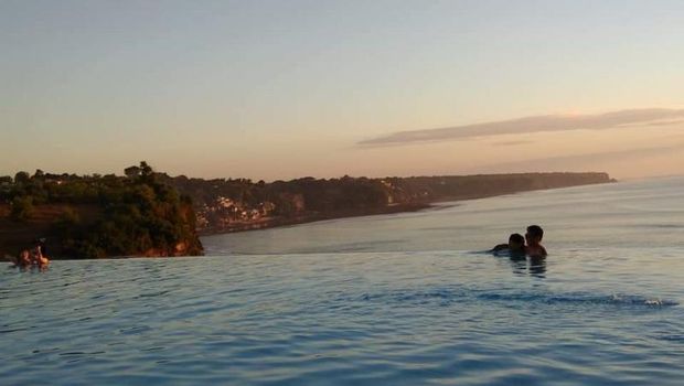 Mengenang Indahnya Senja dari Restoran Tepi Pantai Dreamland Bali