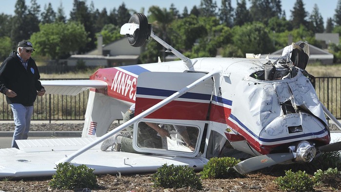 Penampakan Cessna yang Jatuh di California Sebuah pesawat kecil jenis Cessna mengalami kecelakaan di Fresno, California, AS, Sabtu (2/5) waktu setempat. Begini kondisinya.