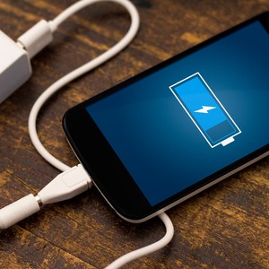 7 Kesalahan Saat Charge HP yang Bikin Rusak dan Cepat Boros 7 Kesalahan Saat Charge HP yang Bikin Rusak dan Cepat Boros