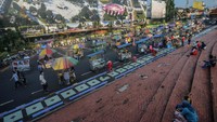 Beginilah, potret aktivitas pedagang aneka jenis makanan dan minuman yang dijajakan untuk berbuka puasa di kawasan Alun-alun Ciamis, Jawa Barat, Minggu (3/5/2020).