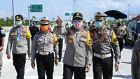Beragam cara dilakukan oleh para pemudik yang bandel untuk mengelabuhi para petugas. Hingga hari kedelapan penerapan larangan mudik, sebanyak 23.000 kendaraan diarahkan memutar balik.
